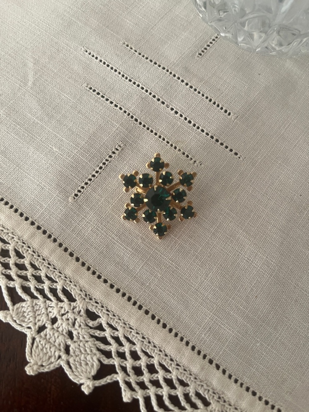 Vintage emerald green rhinestone snowflake shaped brooch